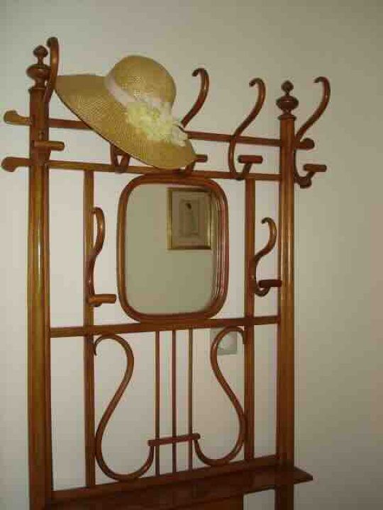 Le porte-manteaux, porte-chapeaux ? Le porte-manteaux, porte-chapeaux ?